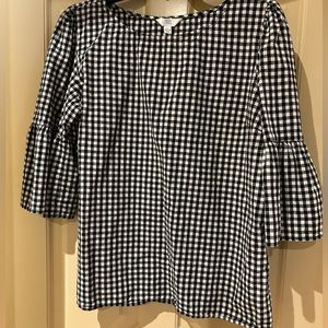 Black and white pull over top..